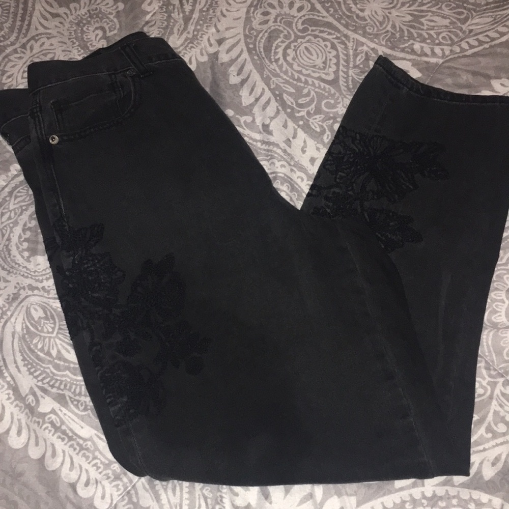 American Eagle Embroidered Black Mom Jean